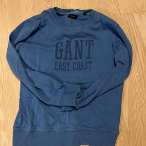 Hej säljer en Gant East coast sweatshirt som är i bra skick även att den har en liten skada på handavdelningen men det märks inte. Perfekt till sommaren/våren. Kontakta mig om du är intresserad! 