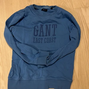 Gant Female  - Hej säljer en Gant East coast sweatshirt som är i bra skick även att den har en liten skada på handavdelningen men det märks inte. Perfekt till sommaren/våren. Kontakta mig om du är intresserad! 