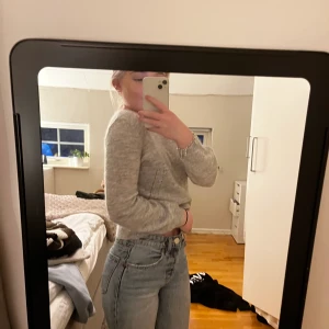 Stickad tröja  - Säljer en grå stickad tröja som är i nyskick!