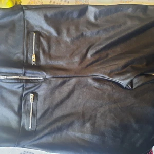 Högmidjade blanka leggings size 12 - Riktigt läckra med högmidja och blankt lite grövre material. I princip bortglömda i lådan,djur och rökfritt hem. Samfraktar.  Size 12,väldigt stretchiga!