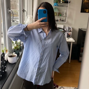 H&M skjorta ljusblå - Jag är 162 cm och denna kan man ha som en oversized skjorta eller en som sitter åt. 
