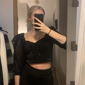 Svart glitter topp -  Här är en svart paljett topp från NA-KD i storlek 34. Använts en gång så den är i toppskick🤍