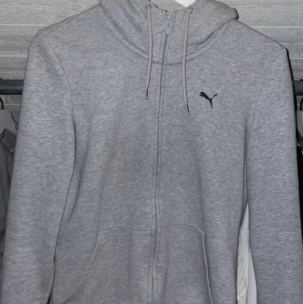 Zip hoodie från puma. Säljer den då den inte används mycket längre. Köpt för 249kr på XXL. Tröjor & Koftor.