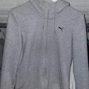 Zip hoodie från puma. Säljer den då den inte används mycket längre. Köpt för 249kr på XXL