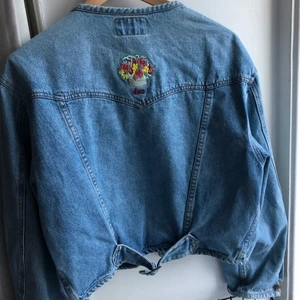 Vintage jeansjacka - Ljus boxig croppad jeansjacka med fina knappar och broderi
