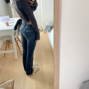 Lågmidjade jeans  - Säljer dessa fina jeans som jag köpte på plick, säljer då de va för små😇( har dock ett litet hål i rumpan, syns dock inte när man har på sig dem) sen precis där rumpan slutar men går lätt att sy igenom eller om man vill ha de som en detalj! 