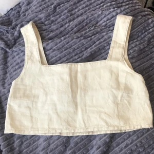 En super fin topp - En super fin topp från asos med super fin färg och snygga detaljer på sidan!❤️ ett av mina favorit plagg men säljer då jag inte längre har plats