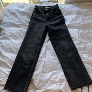 Gina tricot jeans stl 30 - Säljer mina snygga jeans från Gina som ändats är använda typ 2 gånger. Dem är i stolek 30. Jag säljer den eftersom dem tyvärr har blivit förkorta på mig som är 164 cm. Köpta för 700 kr. Köparen står för frakt! Kontakta mig om ni vill ha fler bilder. 
