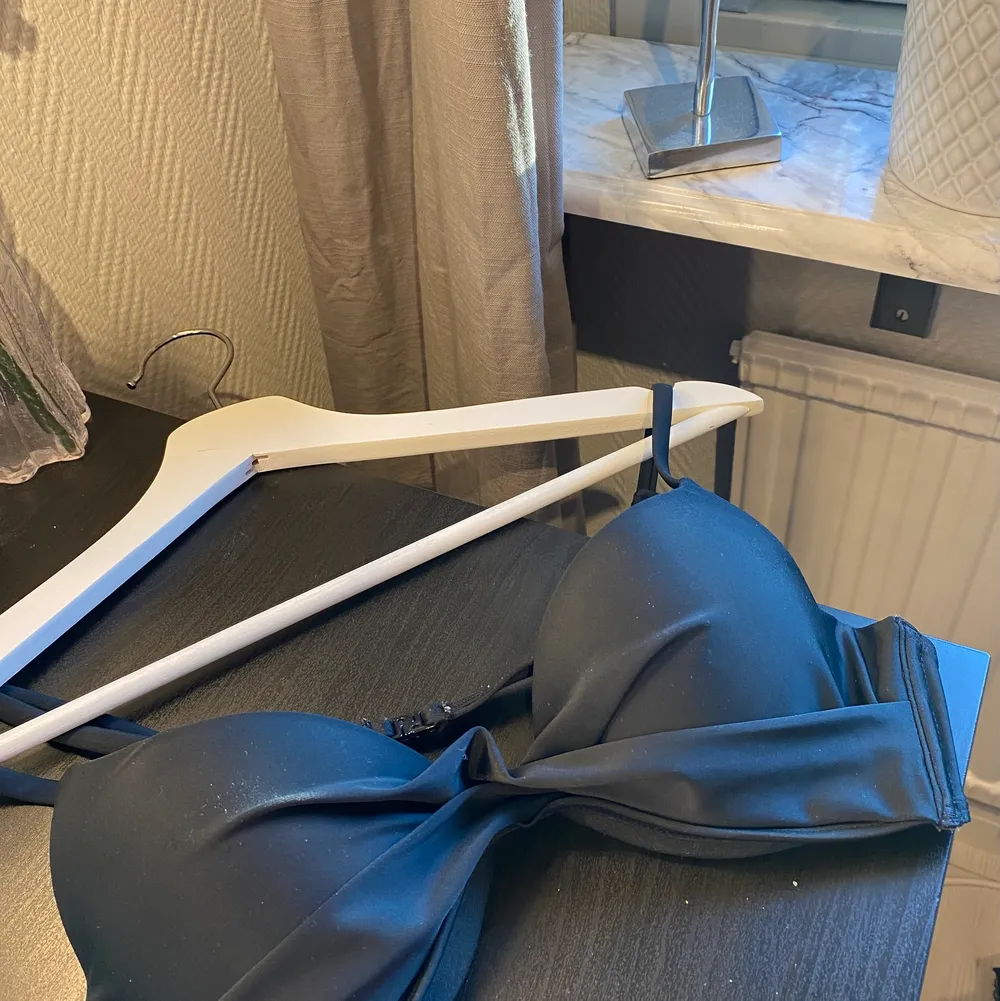 Basic bikini top o svart ifrån Nelly. Använd enbart en gång. Fint skick utan några fläckar eller defekter. Säljer pga att den är för stor. Storlek 80B. Säljs för 75  inklusive frakt inkluderat i priset. 🤍✨💘☀️. Övrigt.