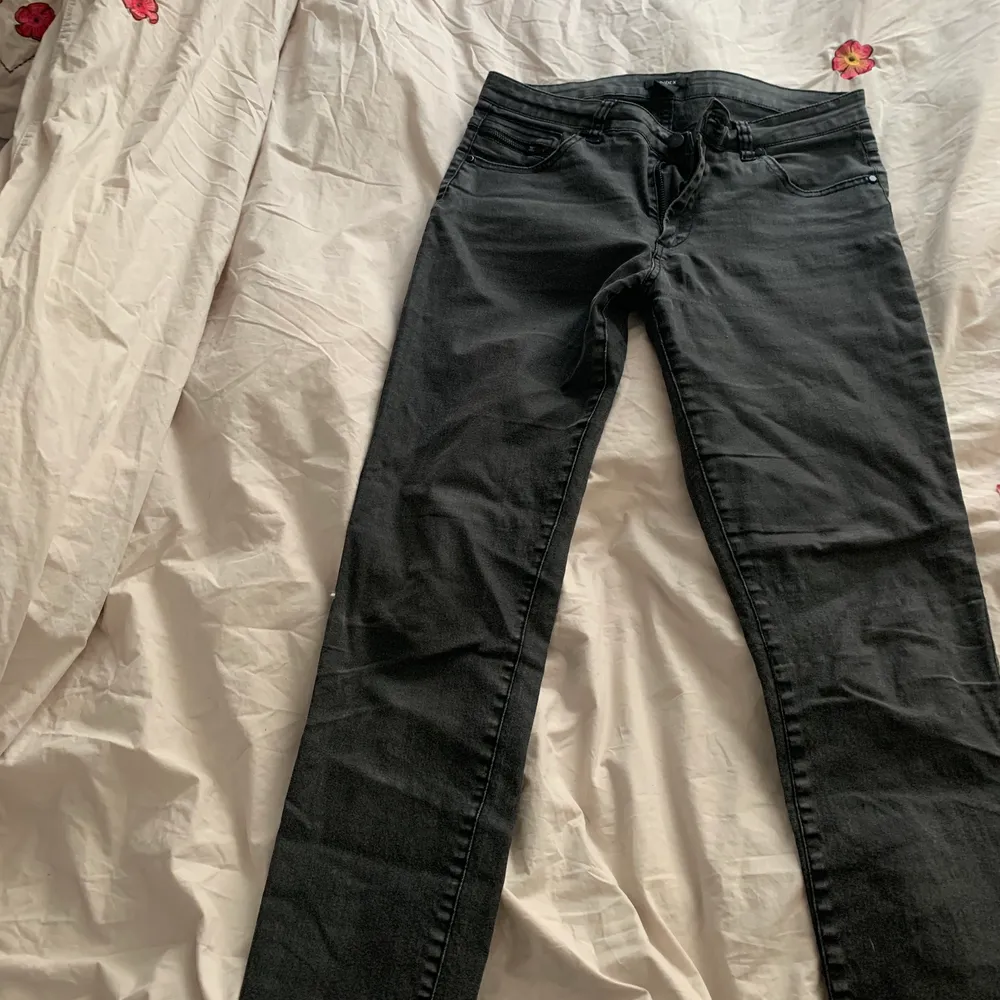 Säljer dessa lågmidjade skinny jeans för 100 kr❣️. Jeans & Byxor.
