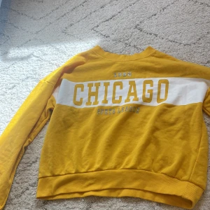 Tjock tröja - Tjock tröja som är gul 