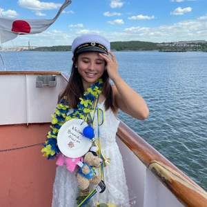 Student klänning  - Säljer min studentklänning som endast är använd under få timmar på studenten förra året. Säljer då jag inte har någon användning för den. Köptes för ca 600 kr. Jag är 160 ni kan se längden på sista bilden!