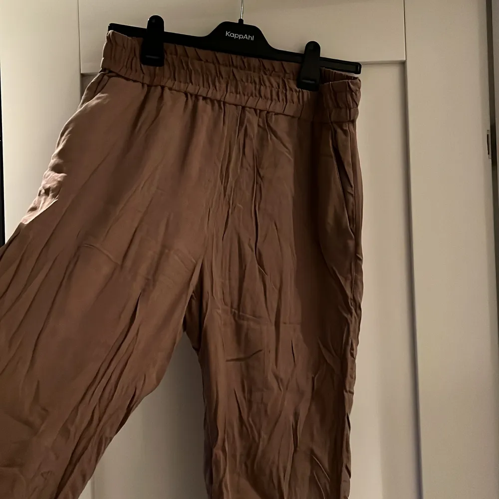 Linnebyxor köpta från h&m. 🤎 Helt oanvända då de inte riktigt är min stil men dom sitter riktigt snyggt på och materialet är fladdrigt o skönt. De har fickor fram! passar större och mindre också.. Jeans & Byxor.