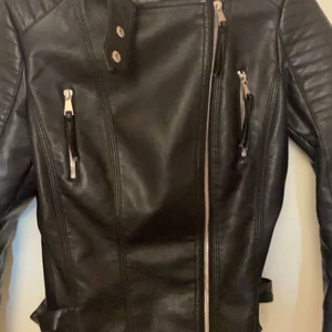 Skin jacka - Säljer skin jackan på grund av ingen användning längre ingen skada på jackan, köpt jackan förra året köparen står för frakten. Köpt den för 400kr säljer för 250kr