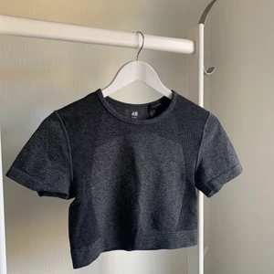 Träningstopp - En träningstopp från H&M i storlek M. Aldrig använd ☑️ Otroligt skön och stretchig 🐭 