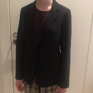 Svart kavaj - Jag säljer en svart kavaj i nyskick som inte kommer till användning! Den är helsvart och väldigt bekväm.köpte den på primark i london för några år sedan.