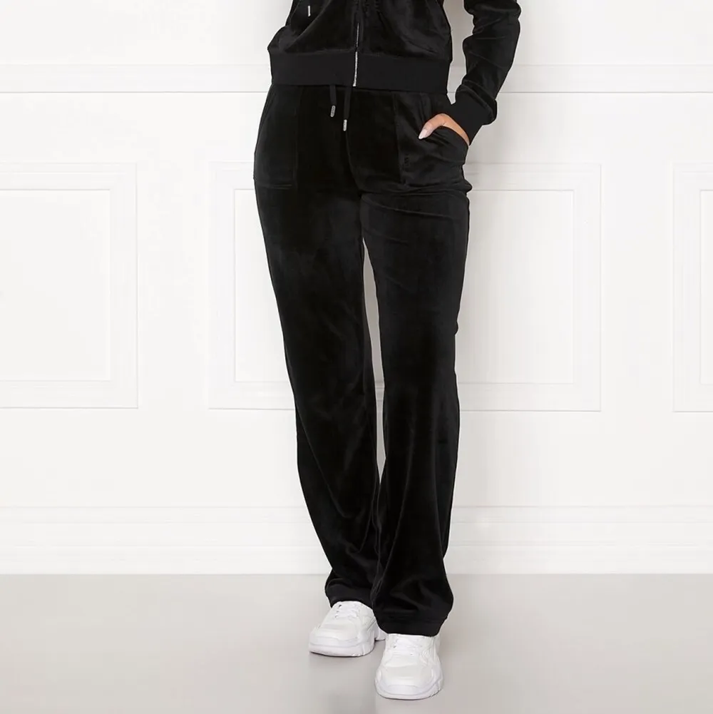 ✨Juicy couture byxor i färgen svart! säljer pågrund av att de är för stora för mig 💞 nypris: 1000 kr✨~SÅLD~. Jeans & Byxor.