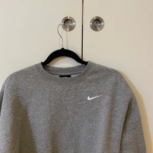 Nike sweatshirt  - Grå nike sweatshirt i storlek S!! Skicka för bilder eller frågor💗🥰✨