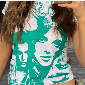 graphic baby-tee - sparsamt använt 🤍