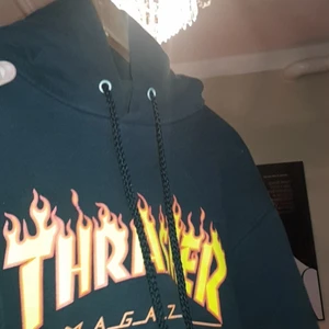 THRASHER HODDIE - Hej! Säljer en thrasher hoodie i nyskick den sitter s/m. Knappt andvänd kan mötas Centrala sthlm/södermalm:)MVH Agge