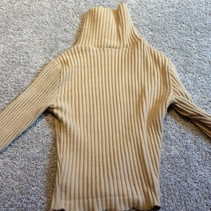  Gina Tricot  Polo  -  Tajt  Polo tröja beige