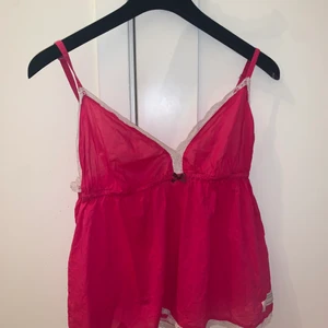 Odd Molly linne - Säljer mitt rosa odd molly linne då det inte kommer till användning längre❤️ Linnet är i storlek 2💕 Säljer även ett svart linne som finns att hitta på min sida🥰