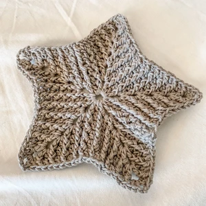 Virkad tvättlapp/disktrasa⭐️ - Virkar dessa söta stjärnor som kan användas till lite av varje⭐️ De kan till exempel användas som en tvättlapp eller en disktrasa🌸 Den är ungefär 15cm från en spets till motsatt kant, men kan göras större eller mindre efter önskemål!🤍 Har massor av färger att välja mellan✨ En kostar 120:-, två för 200:-🥰 Om du är intresserad eller har frågor så skicka gärna ett meddelande!