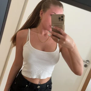 Ribbat linne / croptop  ifrån bikbok - Ribbat linne ifrån bikbok i strl XS. Knappt använt och väldigt stretchigt i tyget!