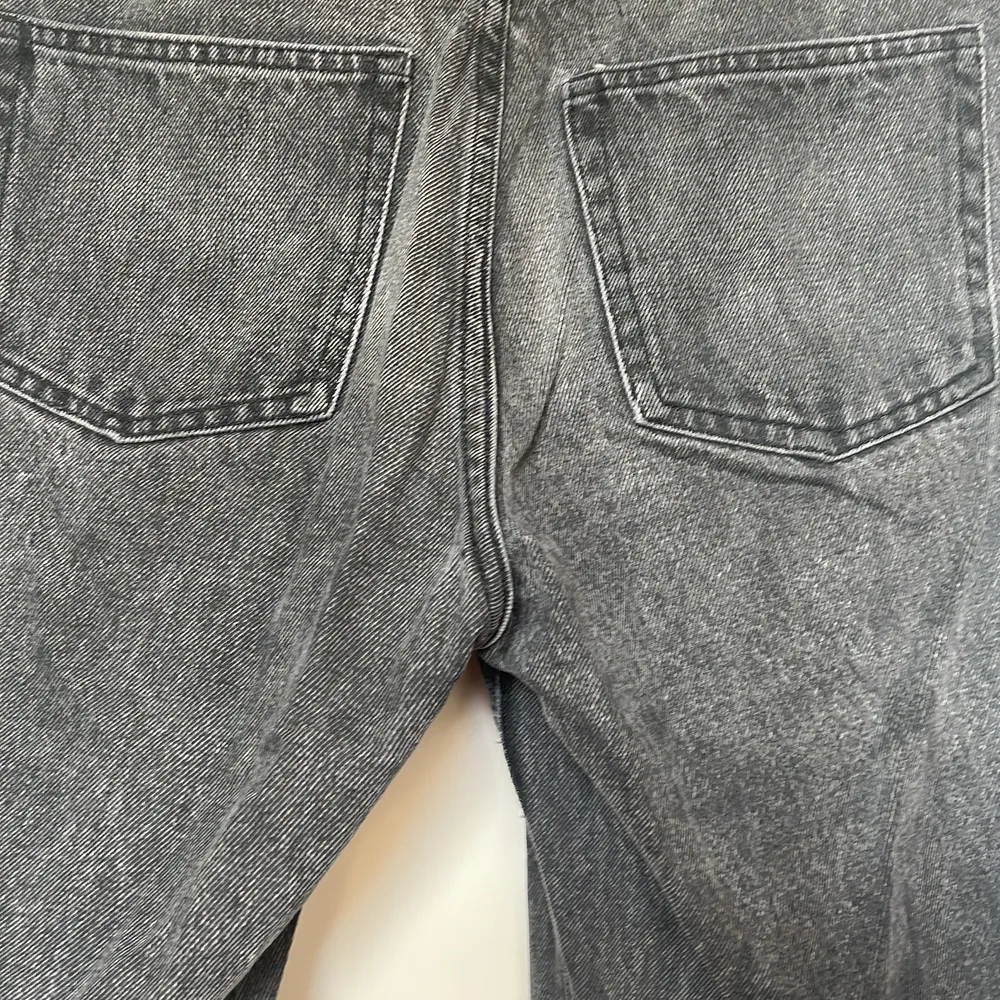 mörkgrå jeans från Monki. Modell ”Yoko” Storlek 29. Pris 100kr + frakt 📦 . Jeans & Byxor.