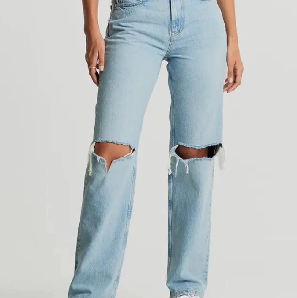 Säljer mina ljusa jeans från Gina tricot som är väldigt sparsamt använda, som nya iprincip. . Jeans & Byxor.