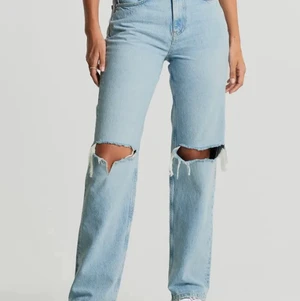 Ginatricot jeans med hål på knäna! - Säljer mina ljusa jeans från Gina tricot som är väldigt sparsamt använda, som nya iprincip. 
