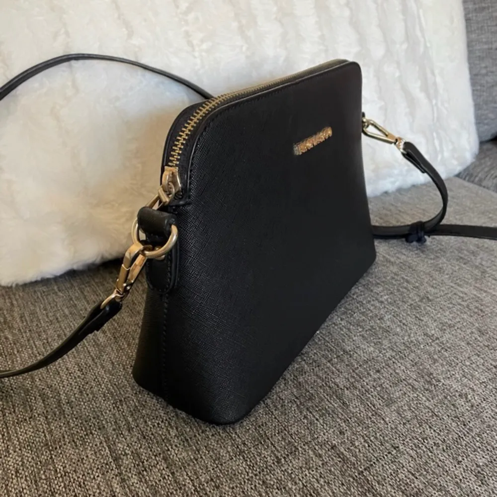 Säljer denna svarta Flora & co handväskan för 60kr. Väskan är nästintill oanvänd och är i ett fint skick! Man kan justera längden på axelbanden.. Väskor.