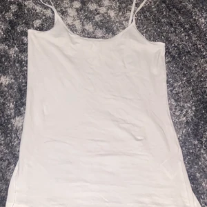 Vitt linne  - Ett vitt linne  från H&M. Linnet är i acceptabelt skick. 25kr + 26 kr frakt 