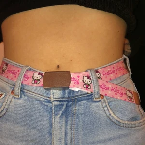 Hello kitty skärp  - Ett asfint hello kitty skärp! Köpt här på Plick men aldrig kommit till användning. Toppskick! Skriv privat för fler frågor, bilder, mått mm💖💖