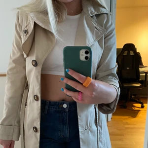 En kappa/jacka från H&m - En super fin beige kappa/jacka ifrån h&m, jättefin nu inför våren och super bekväm🤝💕 Den är helt slutsåld både i butik och på hemsidan.👐🏼Säljer pågrund av att den inte kommer till användning mer.