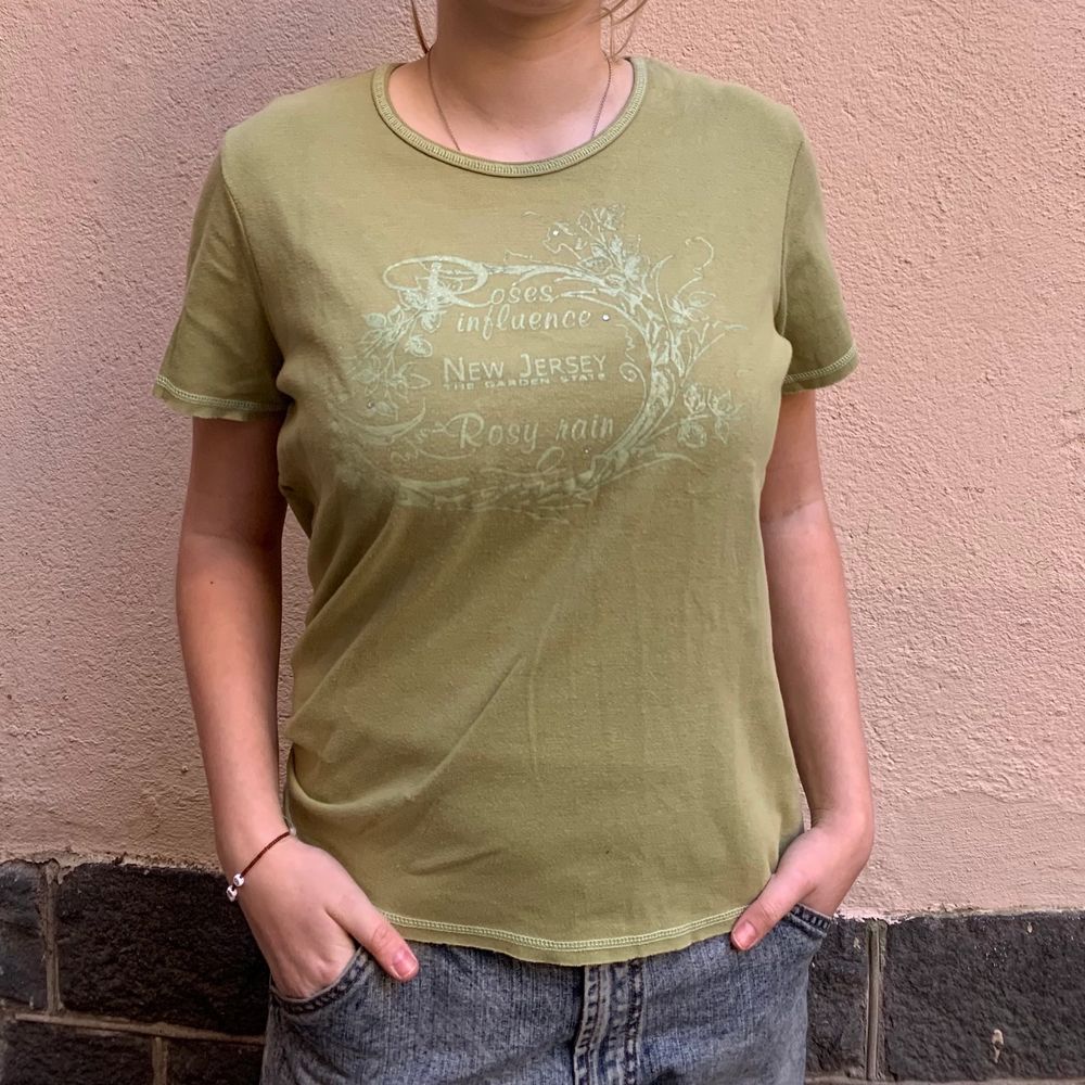 Pastellgrön t-shirt med jättegulligt tryck därfram. Lite fairycore vibe. Så mysig! . T-shirts.