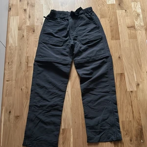 The North Face convertible pants - Jätte bra skick. Baggy byxor/shorts från The North Face. Har använt dem max 5 gånger. Säljer pågrund av att jag inte längre använder dem. Skriv i chatten för mer information och bilder :) 