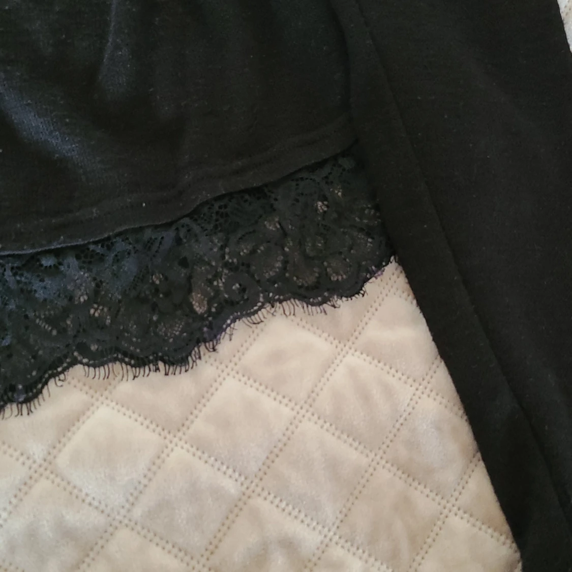 Fin svart tröja med spets  - 90