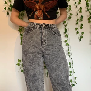 Washed grey mom jeans - För korta enligt mig (jag är 175, inte jag på bilden) Men annars är det superfina. Enbart testade.