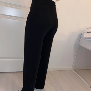 Svarta byxor från Bikbok - Säljer mina svarta kostym/tyg-byxor från Bikbok i storlek xs och passar nog även xxs och en liten s, de är skitsnygga och skitsköna! Säljer de för att jag har växt och därför behövde köpa en ny storlek! Älskar de verkligen, knappt använda för att jag hann växa ur de och nu rensar jag garderoben! Kom privat vid frågor och funderingar! Priset kan alltid diskuteras!