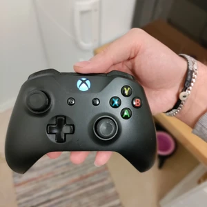 Xbox One kontroll sparsamt använd - Säljes för kör med två elite kontroller kan skickas köpare står för frakten.