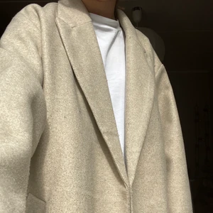 Kappa - Beige kappa från vero Moda i mycket bra skick. Storlek M . 450 + 99 (frakt) 🤍