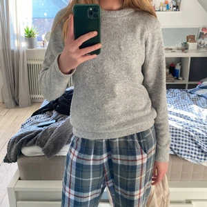 grå stickad tröja  - super fin grå stickad tröja råkade köpa två så denna blev över men verkligen älskar den❤️ köp direkt för 200