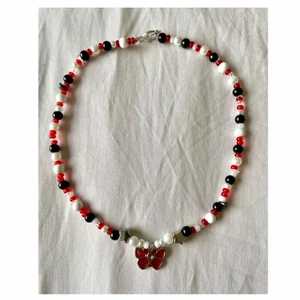 Halsband❤️ - Handgjort halsband med blandade pärlor, några hematit och bergskristall pärlor! ✨ Skriv gärna för frågor eller fler bilder<3 Alla beställningar får klistermärken och alla över 100kr får en gratis ring! 🔮