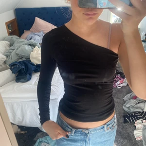 Topp one shoulder - Skit snygg topp! Storlek xs💖