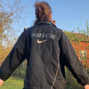 nike jacka - säljer min nike jacka som jag köpt här på plick då den är för liten på mig. den är lätt fodrad och i mycket bra skick. bilder är lånade från den annonsen jag köpte jackan ifrån, kom privat för fler bilder :)