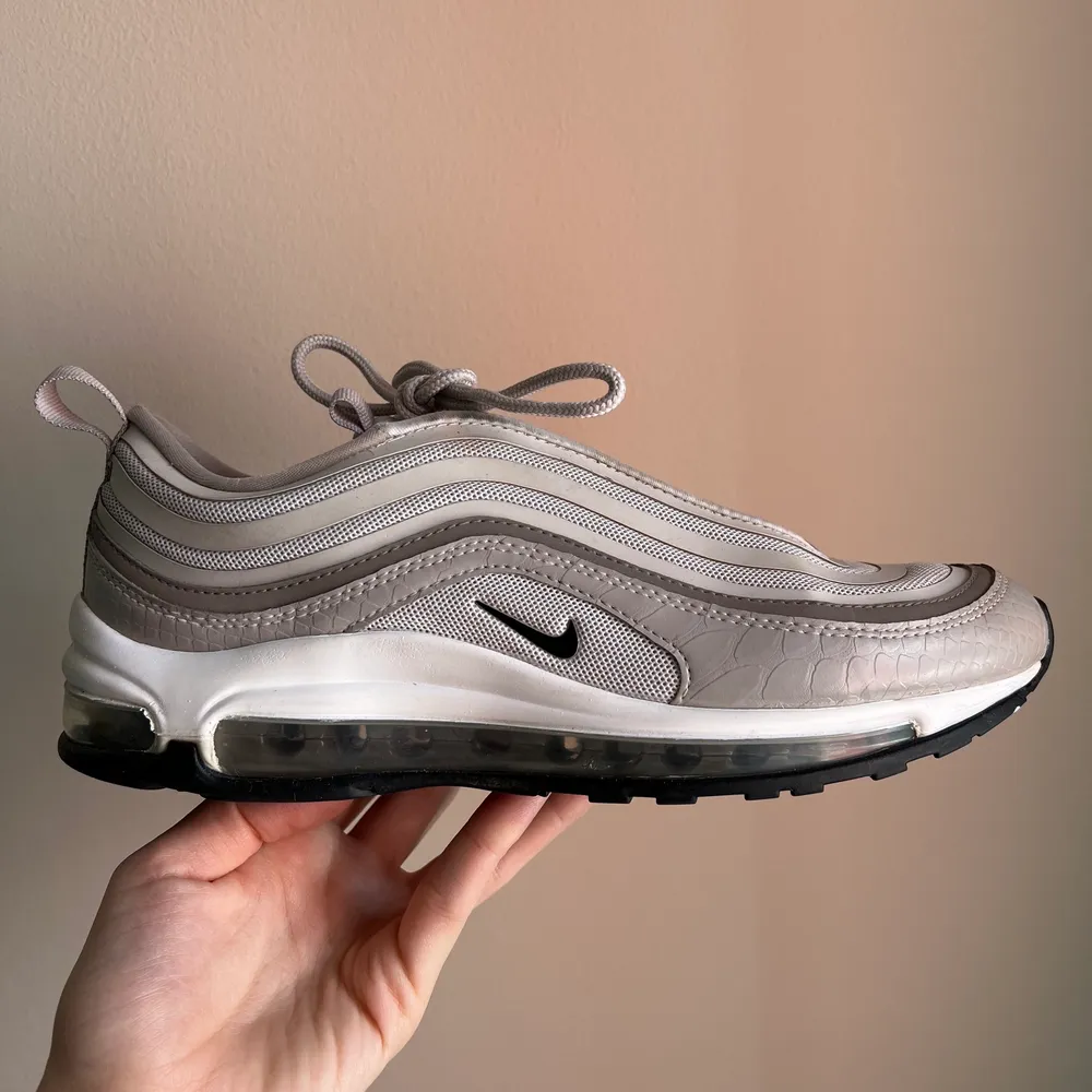 Beige/gråa Nike air max 97 som jag bara har använt ett fåtal gånger, superfräscha och ser som nya ut! Nypris är runt 2000 kr😇 . Skor.