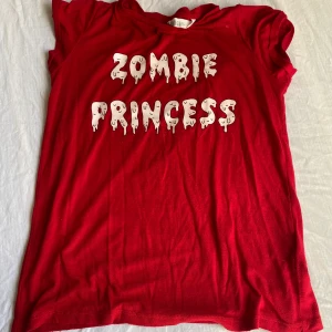 T-shirt - Söt men skrämmande!