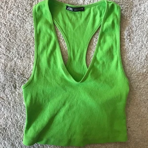 Zara linne - Grönt linne/topp från Zara i storlek s. Endast använd fåtal gånger o är som ny🧡 (frakt ingår ej i priset)