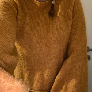 Stickad tröja - Mysig stickad tröja från Weekday. Lite kortare i modellen med långa ”balongärmar”. Storlek S men passar även XS-M. Jättefin orange/brun färg, hör av dig för fler bilder! Ordinarie pris: 600kr. Frakt tillkommer. ☺️